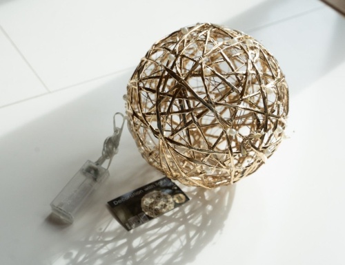 Светящийся подвесной шар ТЕССИТУРА ДОРО, золотой, 20 тёплых белых mini LED-огней, 30 см, батарейки, Koopman International фото 3