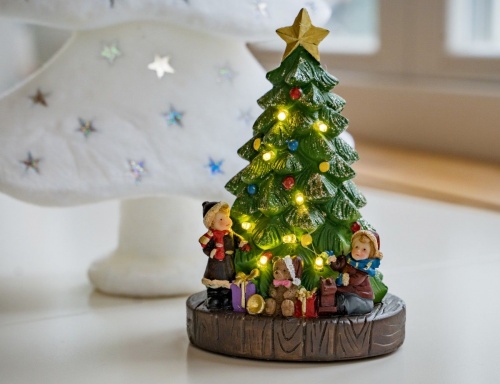 Светящаяся миниатюра "Новогодняя елка с подарками" с LED-огнями, малая, 10x9x16 см, разные модели, Kaemingk фото 3