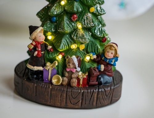 Светящаяся миниатюра "Новогодняя елка с подарками" с LED-огнями, малая, 10x9x16 см, разные модели, Kaemingk фото 2
