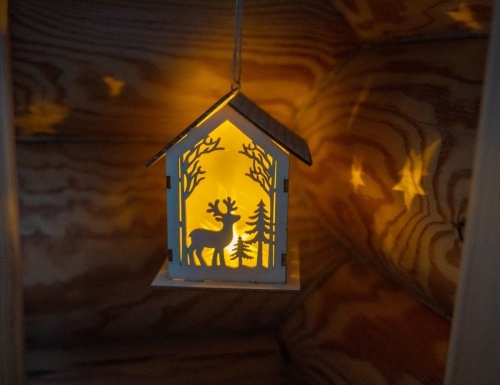Светящаяся ёлочная игрушка НОВОГОДНИЙ ДОМИК с оленем, дерево, тёплый белый LED-огонь, 13 см, батарейки, Koopman International фото 2
