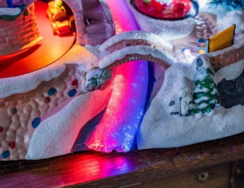 Светодинамическая миниатюра "Новогодний круговорот - карусель", полистоун, цветные LED-огни, динамика, 24x15x16 см, батарейки, Kaemingk фото 4