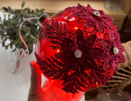 Светящийся ёлочный шар АЛОЕ КРУЖЕВО, стекло, 30 тёплых белых микро LED-огней, 15 см, батарейки, Koopman International фото 4