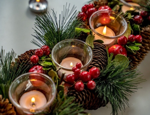 Хвойный подсвечник "Рождественский этюд", на 4 свечи, с шишками и ягодами, 48 см, Kaemingk фото 3