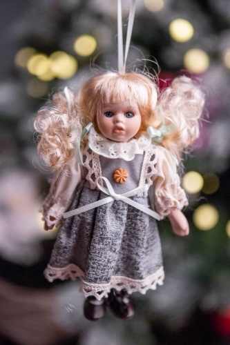 Ёлочная игрушка "Винтажная куколка" в сером сарафане, фарфор, текстиль, 20 см, SHISHI фото 2