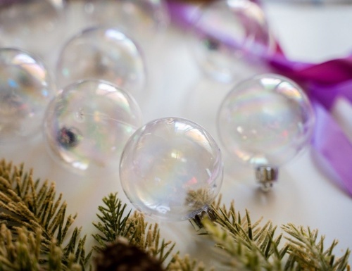 Набор однотонных пластиковых шаров глянцевых, цвет: прозрачный перламутр, 60 мм, упаковка 12 шт., Kaemingk/Winter Deco фото 2