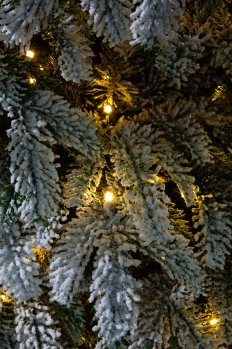 Искусственная ель Власта заснеженная с вплетенной гирляндой, Crystal Trees фото 9