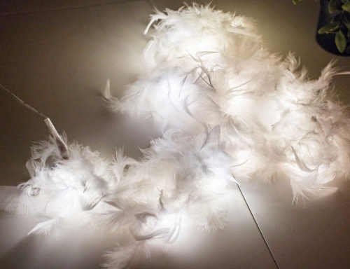 Электрогирлянда "Боа из перьев", белая, 20 тёплых белых микро LED-огней, 180+30 см, таймер, батарейки, Kaemingk фото 2