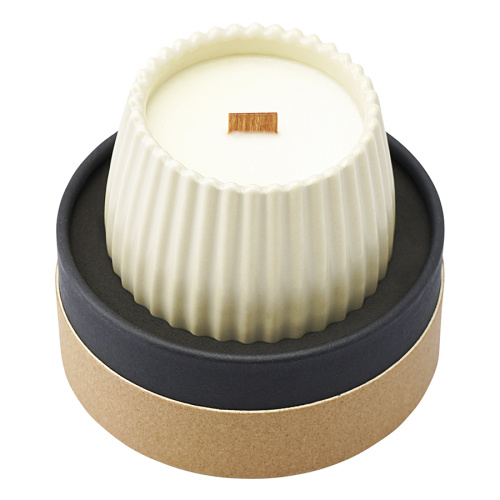 Свеча ароматическая с деревянным фитилём nutmeg, leather & vanilla из коллекции edge, 60 ч фото 3