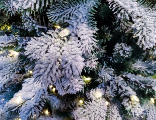 Гирлянда хвойная "Шеффилд" заснеженная, хвоя - литая PE+PVC, 70 тёплых белых LED-огней, 274х30 см, батарейки, National Tree Company фото 2