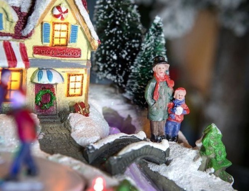 Светящаяся миниатюра "Рождественские удовольствия - на катке" с LED-огнями и динамикой, 19х16х15 см, Kaemingk фото 3