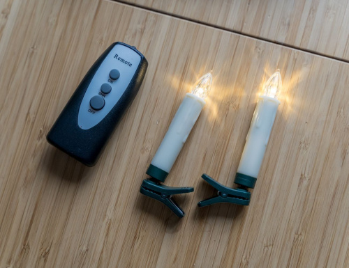 Свечи ёлочные РОЖДЕСТВЕНСКИЕ на клипсах, слоновая кость, тёплые белые LED-огни, 10 см, батарейки, таймер, ПДУ, 20 шт., Koopman International фото 4