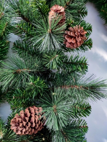 Гирлянда хвойная "Пайнридж" с шишками, зелёная, хвоя - леска+PVC, 274х30 см, National Tree Company фото 3